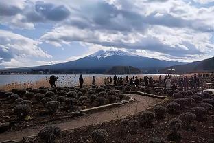 卡拉格：曼联防线速度慢中场缺跑动，防守阵型非常松散